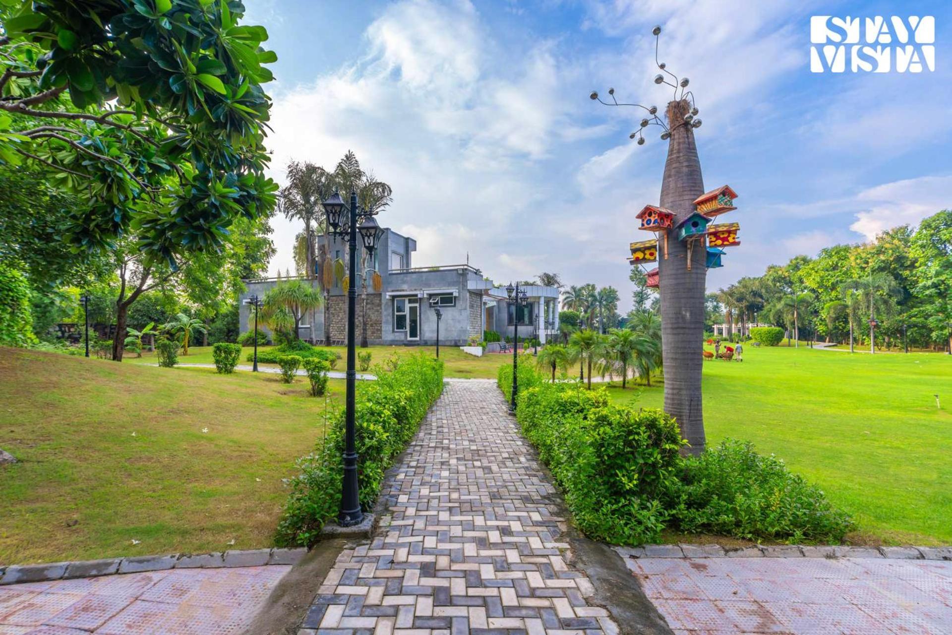 Stayvista At Wandering Vines Indoor Pool 4Bhk Luxury Villa In Delhi Sohna Luaran gambar