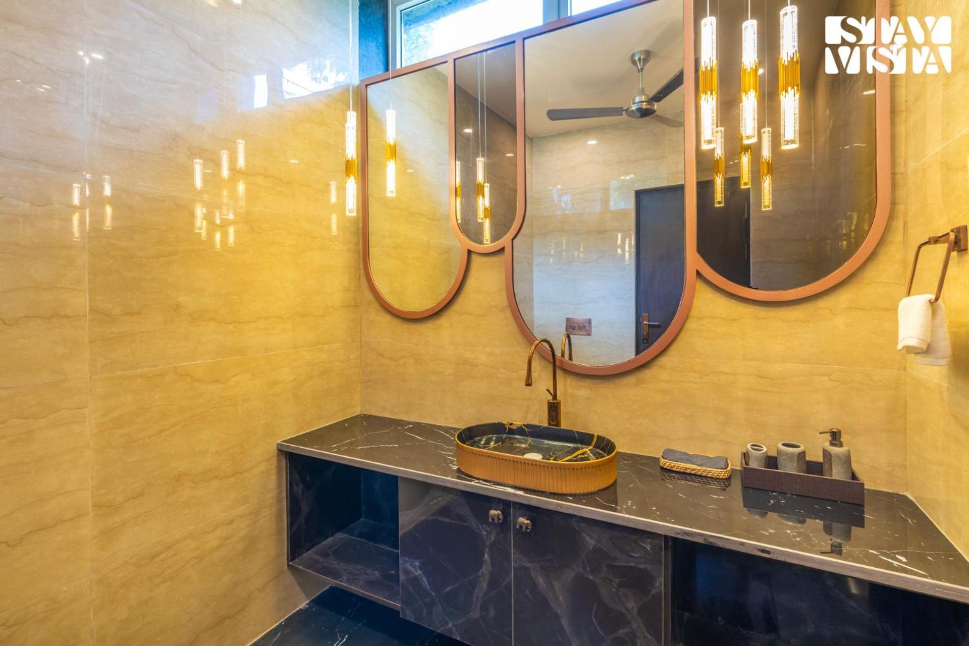 Stayvista At Wandering Vines Indoor Pool 4Bhk Luxury Villa In Delhi Sohna Luaran gambar