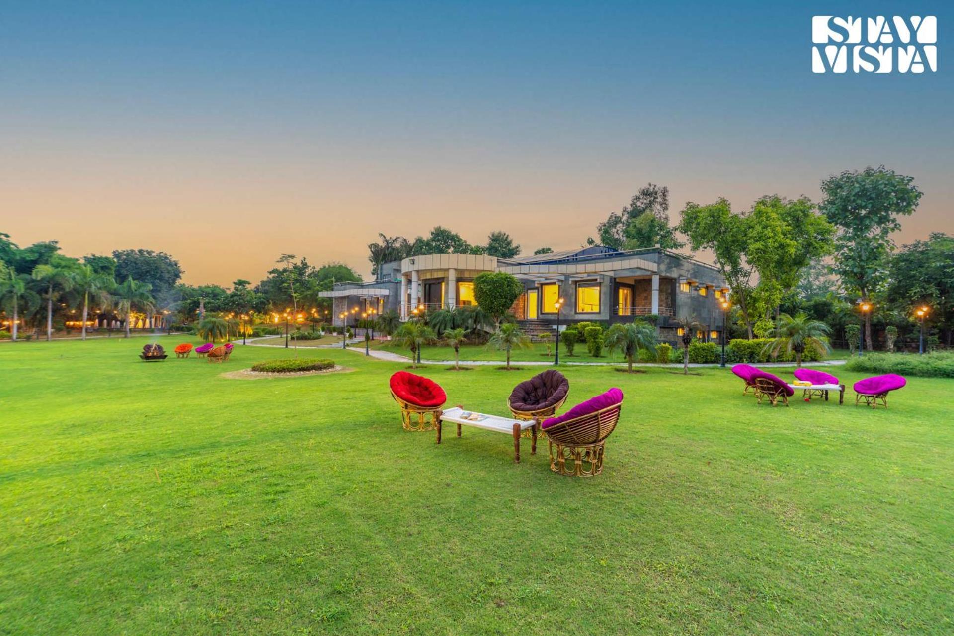 Stayvista At Wandering Vines Indoor Pool 4Bhk Luxury Villa In Delhi Sohna Luaran gambar