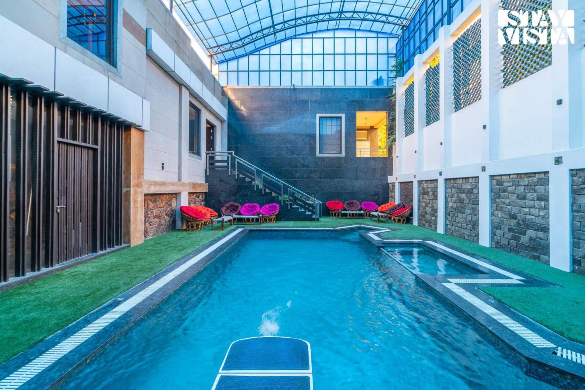 Stayvista At Wandering Vines Indoor Pool 4Bhk Luxury Villa In Delhi Sohna Luaran gambar