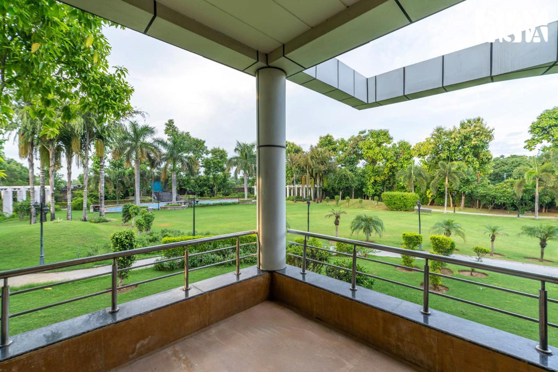 Stayvista At Wandering Vines Indoor Pool 4Bhk Luxury Villa In Delhi Sohna Luaran gambar