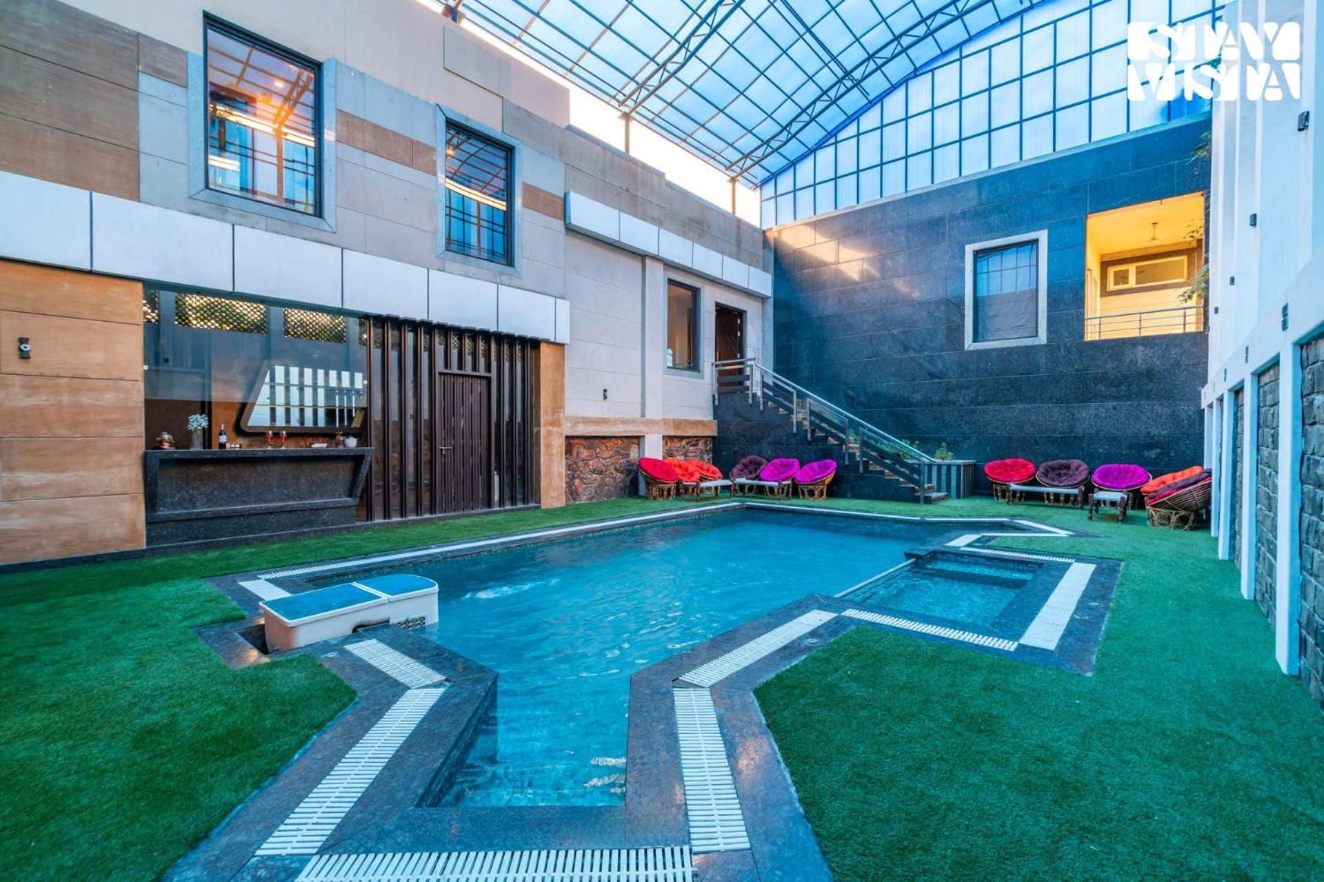 Stayvista At Wandering Vines Indoor Pool 4Bhk Luxury Villa In Delhi Sohna Luaran gambar